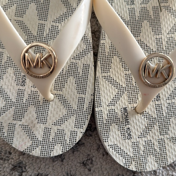 Michael Kors flip flops/ sandals , white with navy lettering logo, size 10 - Picture 5 of 6